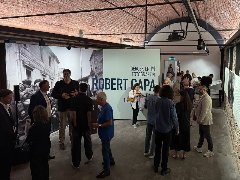 “Robert Capa | Gerçek En İyi Fotoğraftır” Sergisi Ara Güler Müzesi'nde Açıldı
