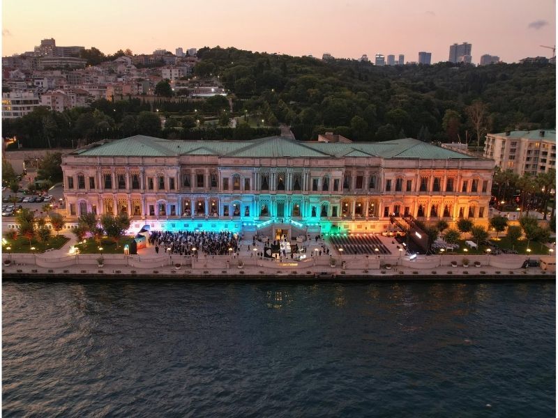 Huawei, Dünya Fotoğrafçılık Günü’nde Çırağan Sarayı’nı “Gün Batımı”na Bürüdü