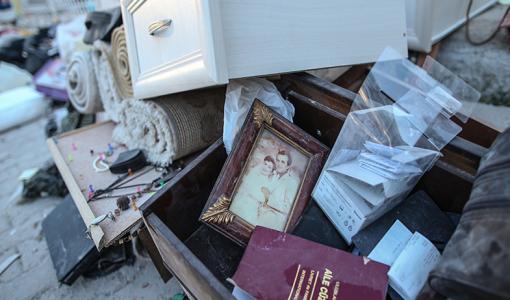 “İzmir’de Beni En Zorlayan, İnsanların Acı Bekleyişlerini Fotoğraflamaktı”    EPA Foto Muhabiri Erdem Şahin